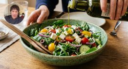 Sal, aceite o vinagre: un chef con cinco estrellas Michelin explica cuál es el orden correcto para condimentar una ensalada