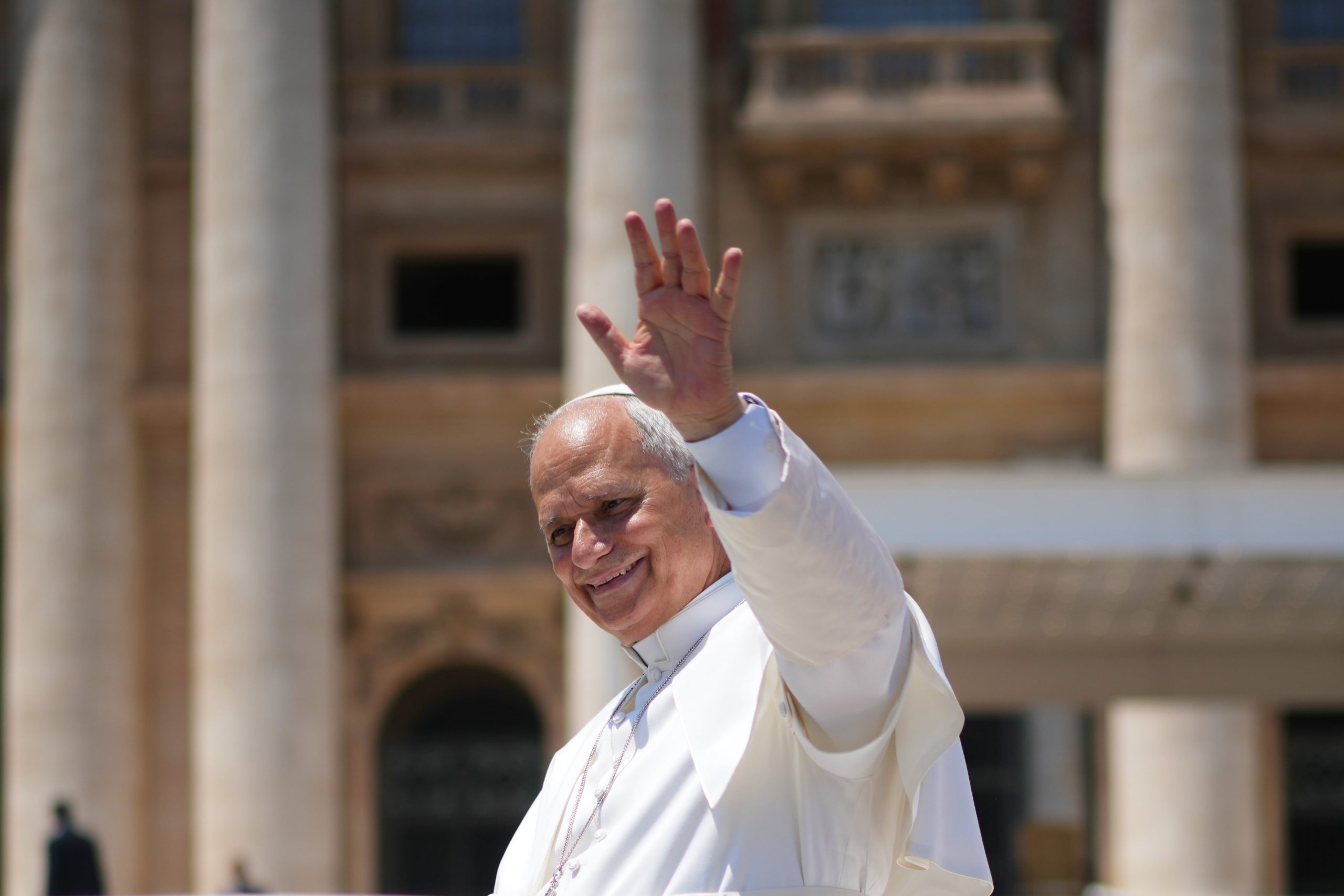 El papa León XIV se retira al finalizar la audiencia general semanal en la Plaza de San Pedro, en el Vaticano, el miércoles 17 de junio de 2026. (AP Foto/Andrew Medichini)