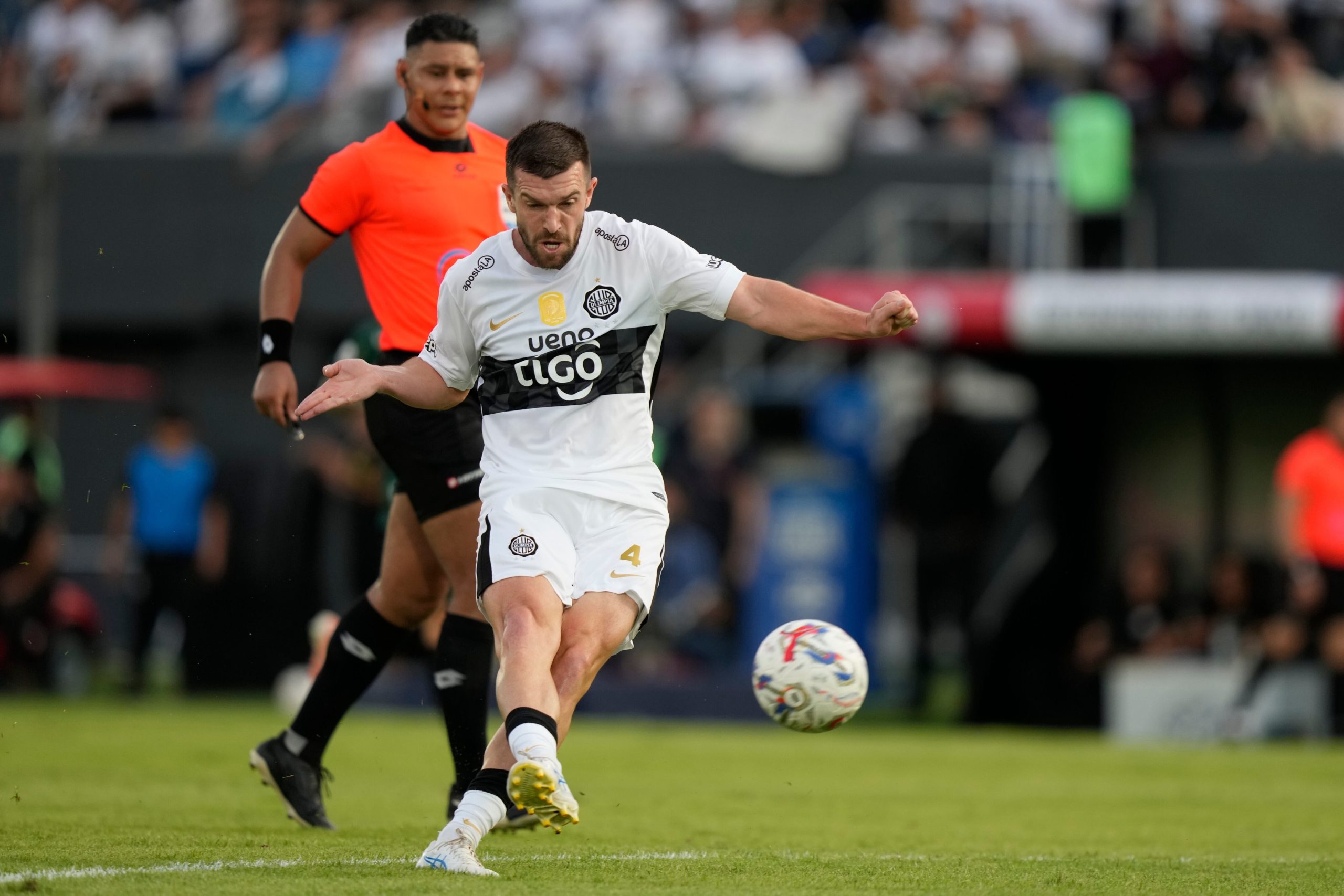 Tim Payne hizo un golazo en su debut con Olimpia (Foto: AP)
