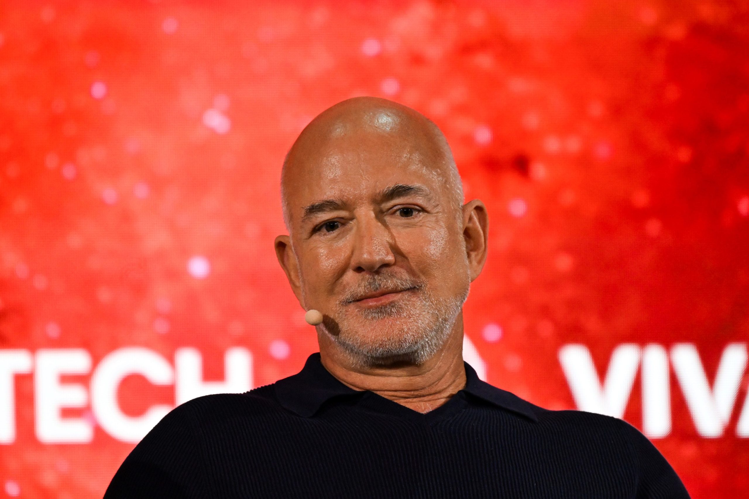 Jeff Bezos forma parte del grupo inversor que compró acciones del Liverpool. (Foto: AP).