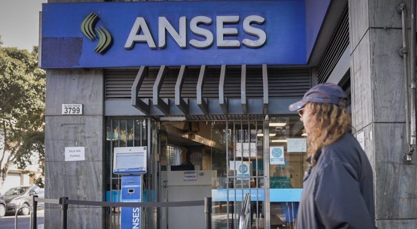 Cuánto aumentarán las jubilaciones, la AUH y otras asignaciones en septiembre, tras el dato de inflación del Indec