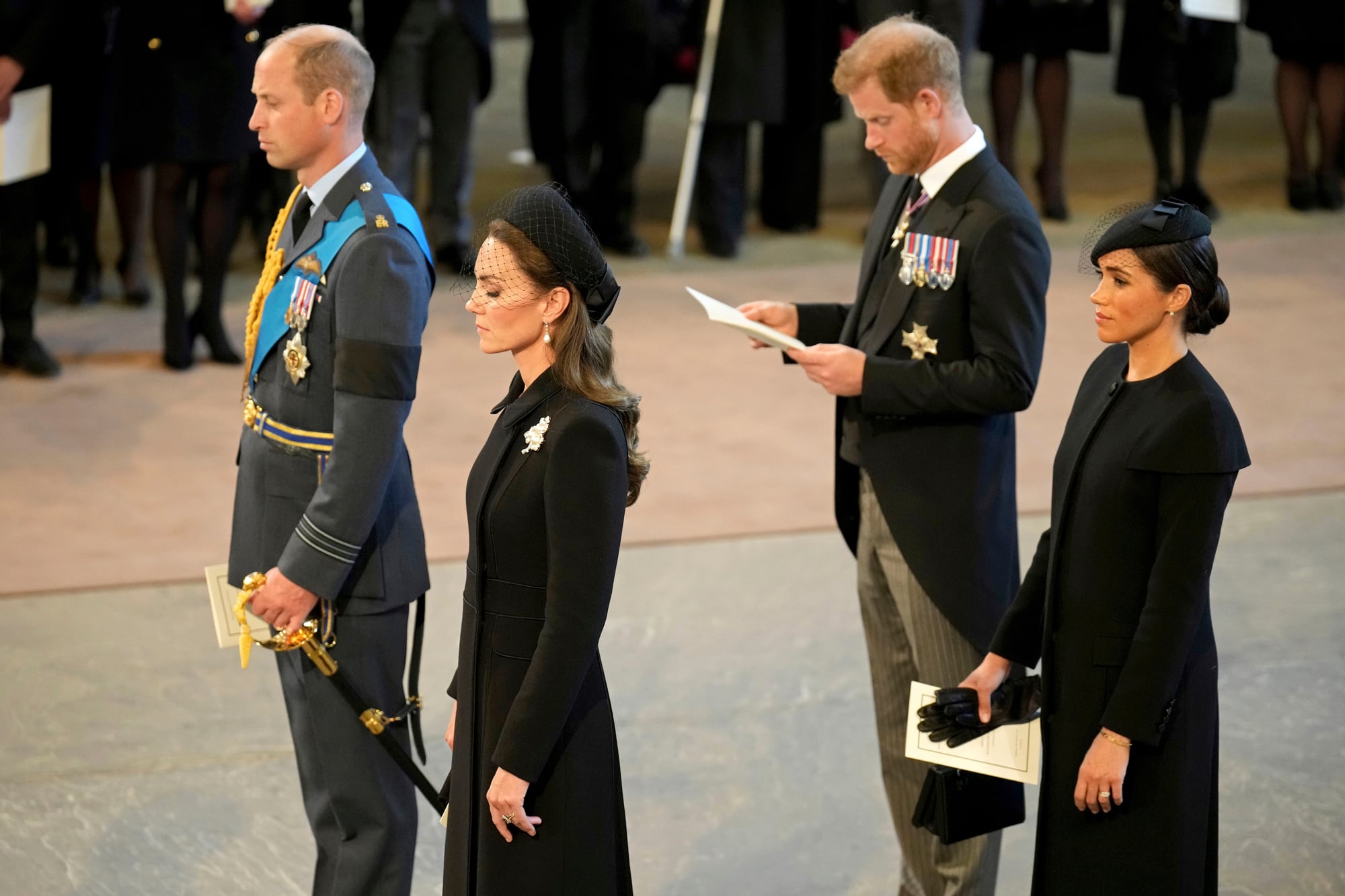 féretro de Isabel II salió por última vez del Palacio de Buckingham y fue llevado en procesión hasta Westminster Hall. Carlos III, William y Harry caminaron detrás del ataúd, junto con otros miembros de la familia real. Meghan no caminó en esa parte de la procesión: viajó en automóvil junto a Sophie, entonces condesa de Wessex (Christopher Furlong/Pool Photo via AP)
