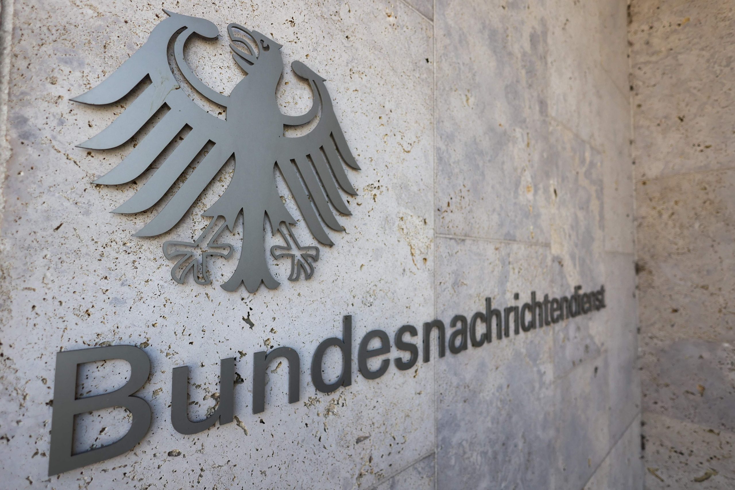 El águila federal aparece en la fachada de la sede del Servicio Federal de Inteligencia de Alemania, durante el acto de traspaso del cargo, en Berlín