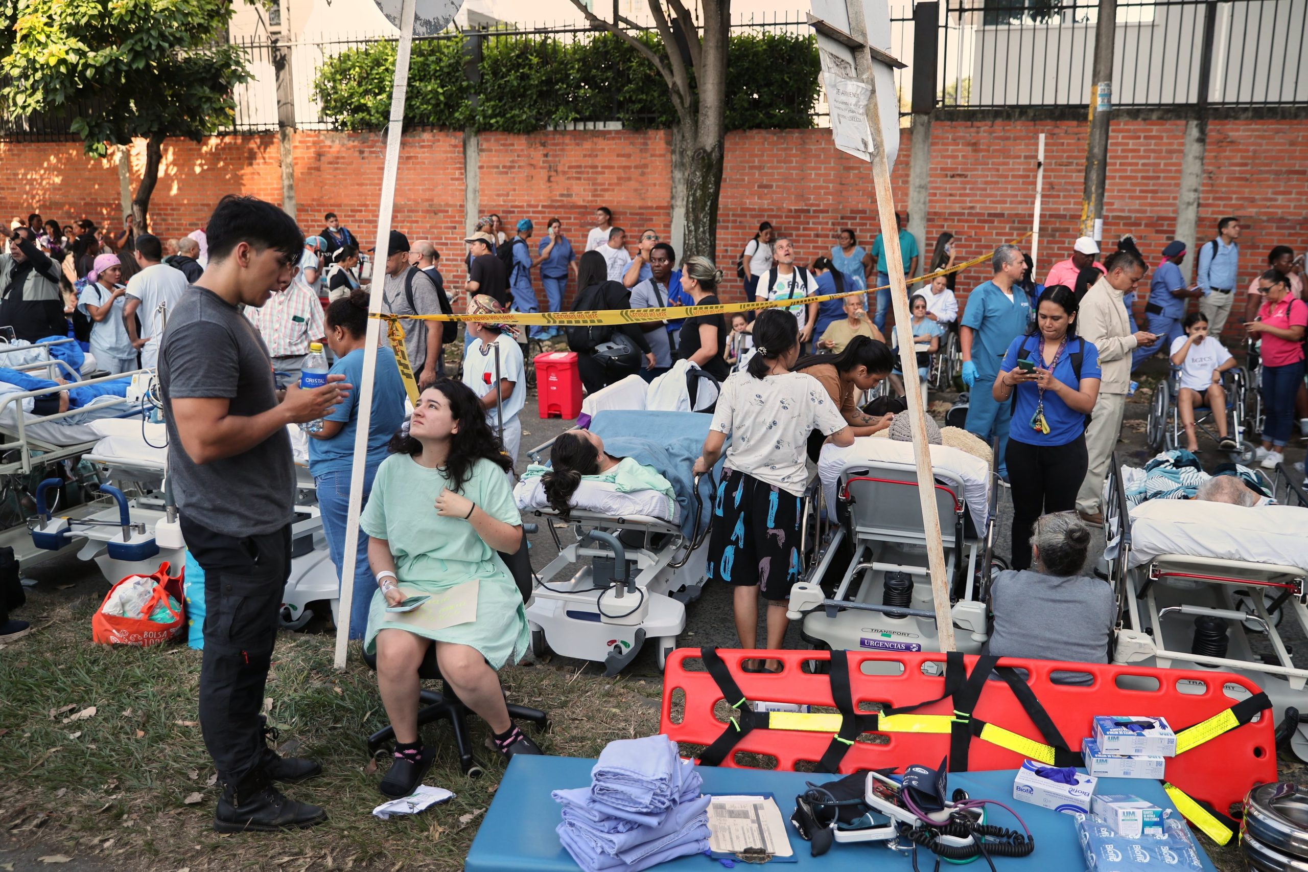 Pacientes evacuados en Cali, una de las ciudades más afectadas por el terremoto en Colombia