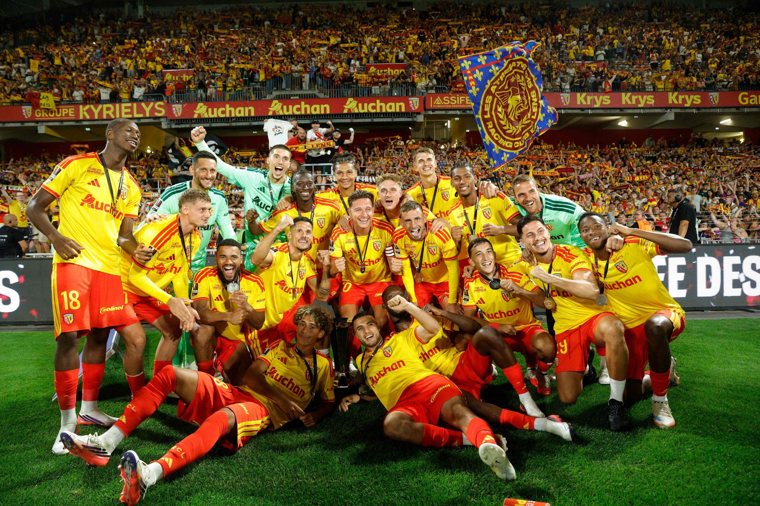Los jugadores de Lens, con las medallas y la Supercopa de Francia