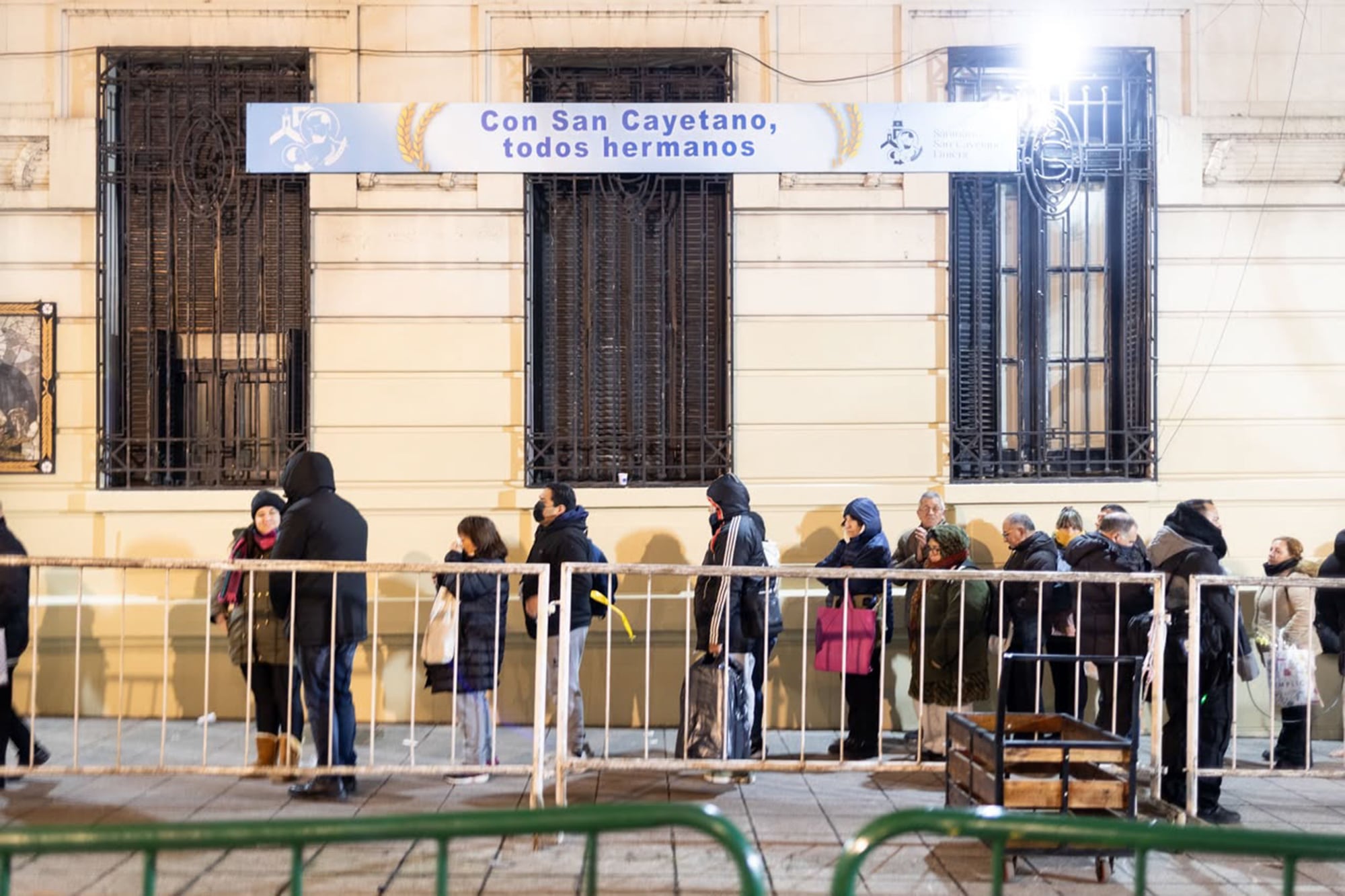 La fila de peregrinos en el santuario de Liniers