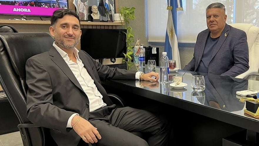 El financista Ariel Vallejo, junto al Chiqui Tapia. (Foto: Instagram/ @arielvallejo_).