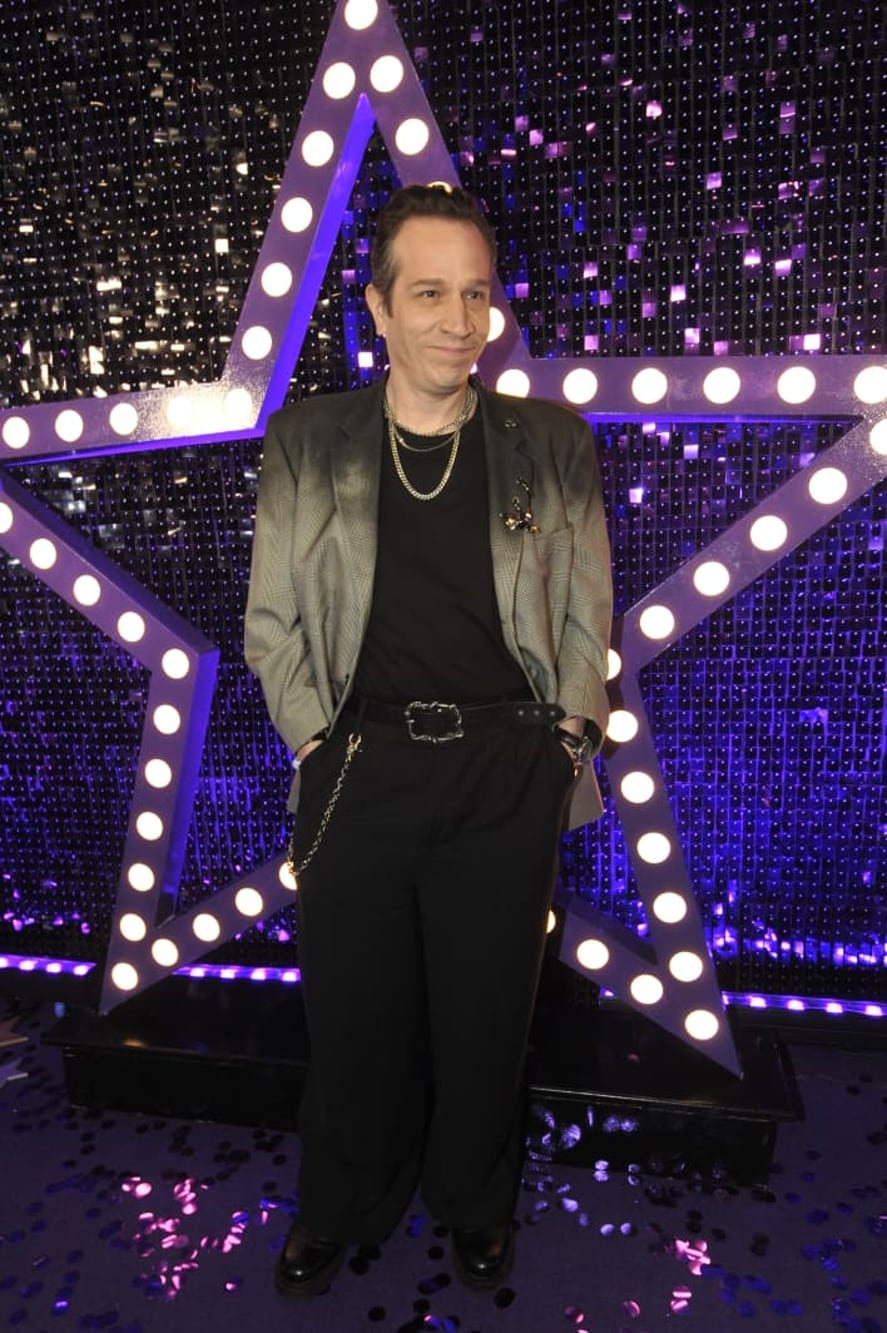 El productor mexicano, Charlie García, sumó color a su outfit con un saco rasado en verde. Con cadenas colgando de su cinto y su cuello y un prendedor en su blazer, el jurado demostró que es todo un rockstar