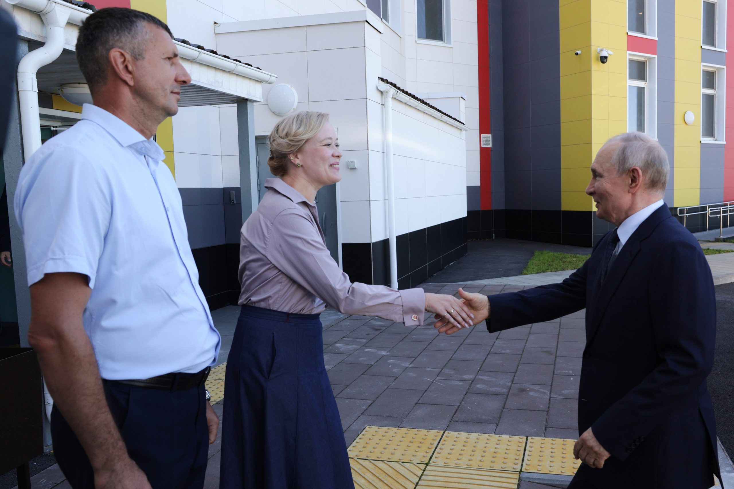 El presidente ruso Vladimir Putin (d) visita una escuela en Kurilsk, en la Isla Iturup, parte de las Islas Kuriles, el 13 de agosto del 2026. (Gavriil Grigorov, Sputnik, Kremlin Pool Photo via AP)