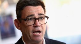 Burnham interviene para evitar la liberación anticipada de dos condenados por la muerte de un policía