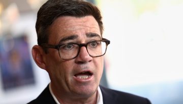 Burnham interviene para evitar la liberación anticipada de dos condenados por la muerte de un policía
