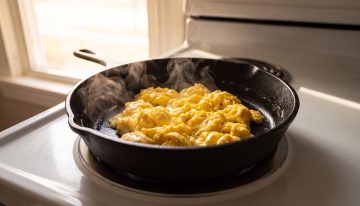 Los chefs coinciden: “Este es el error más común al hacer huevos revueltos que los arruina por completo”