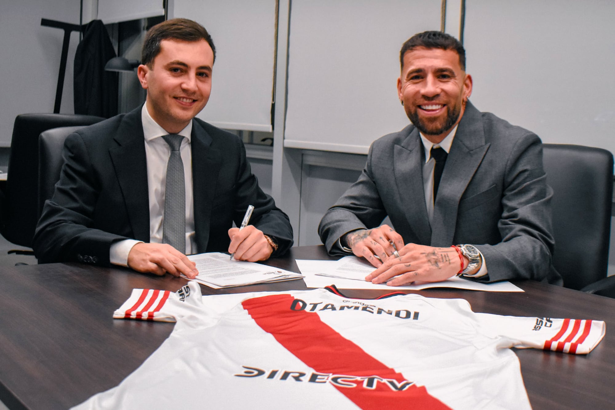 Di Carlo, durante la firma del contrato con Nicolás Otamendi, el primer refuerzo para Coudet