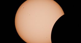 Eclipse solar en España, en directo | La sombra de la luna avanza por el Atlántico de camino a España