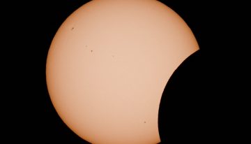 Eclipse solar en España, en directo | La sombra de la luna avanza por el Atlántico de camino a España