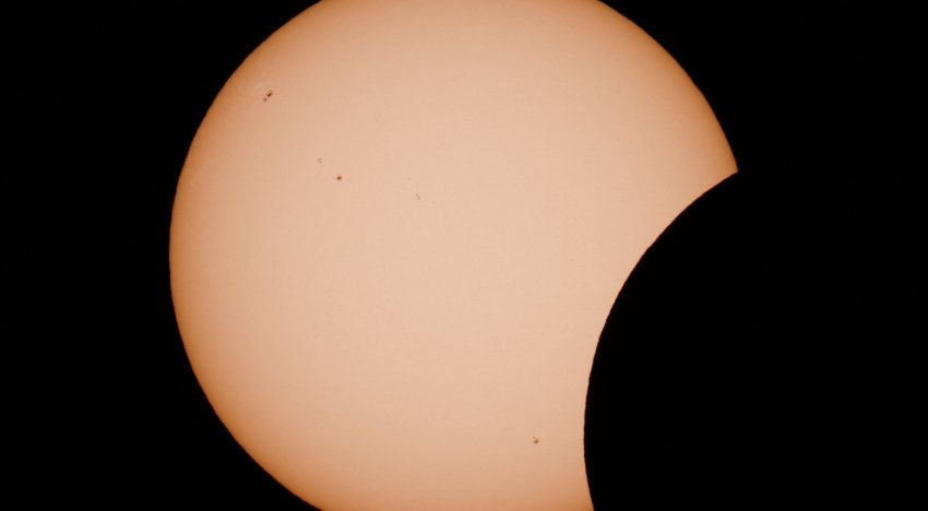 Eclipse solar en España, en directo | La sombra de la luna avanza por el Atlántico de camino a España