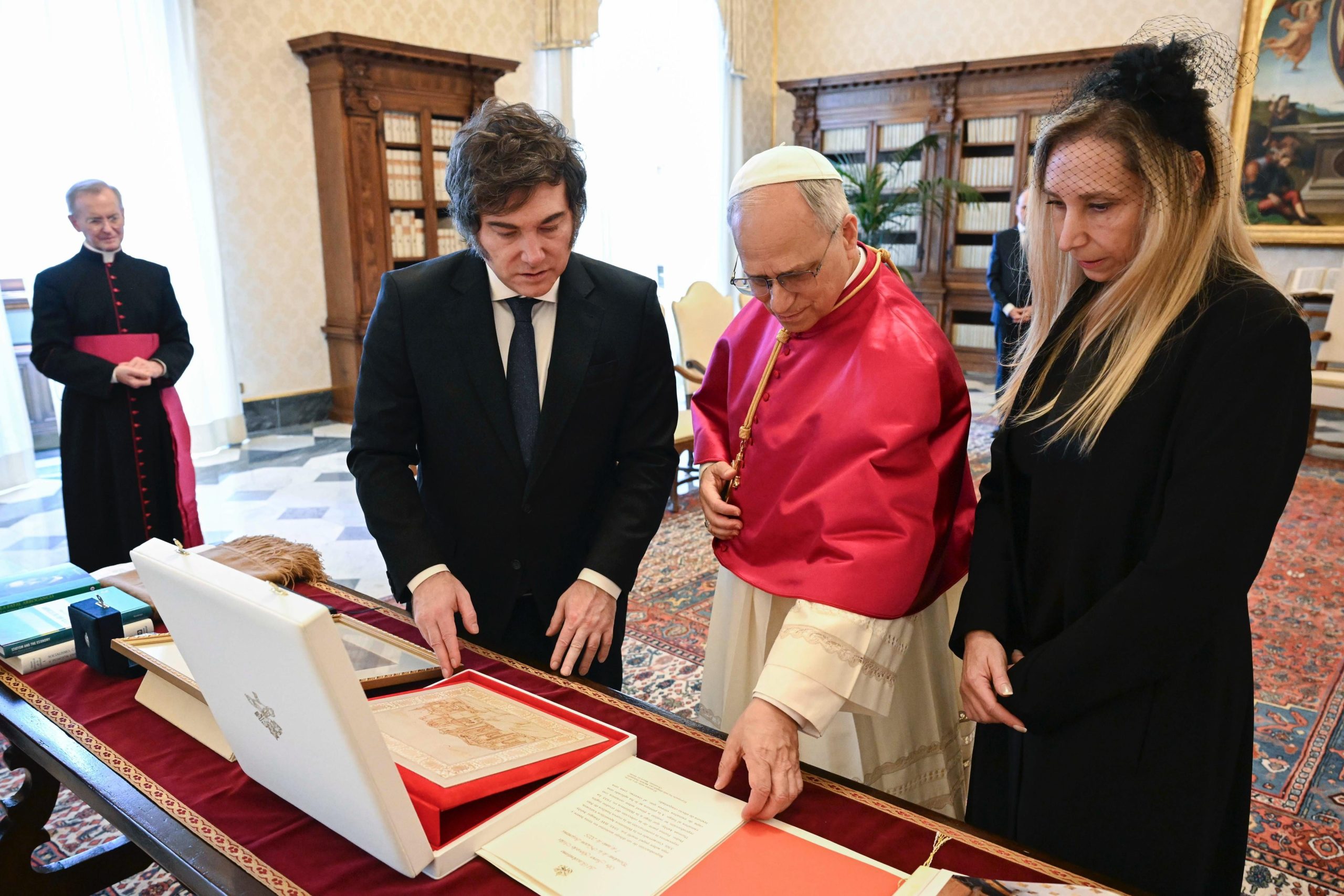 javier milei y su hermana Karina estuvieron con el papa leon XIV el 7 de junio de 2025 en el Vaticano