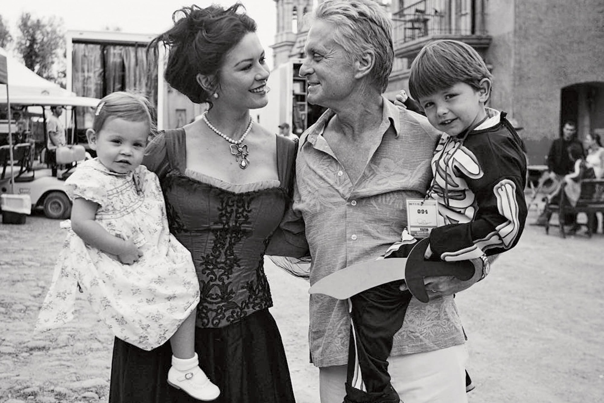 Junto a su hermano mayor, Dylan Michael, en brazos de mamá Catherine y papá Michael. La pareja, que se conoció en 1999, se casó en noviembrede 2000 (una curiosidad: ambos cumplen años el 25 de septiembre)