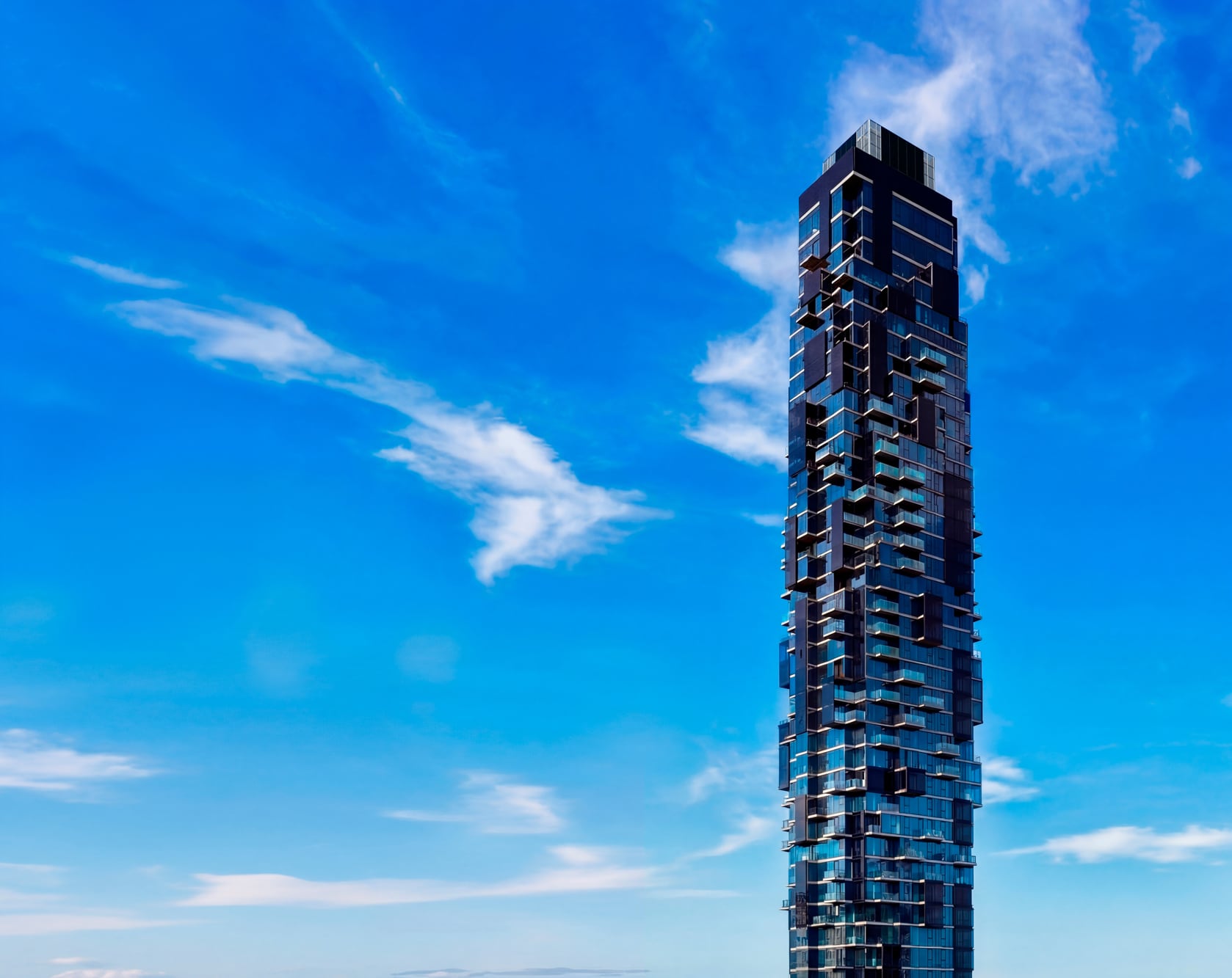 Diseñada por el arquitecto Carlos Ott, la torre tiene 53 pisos