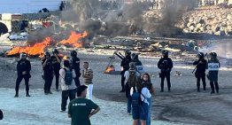 Última hora de la entrada de inmigrantes a Ceuta, en directo | Un grupo de ceutíes quema parte del campamento de los migrantes en una playa de Ceuta