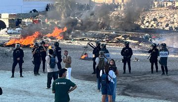 Última hora de la entrada de inmigrantes a Ceuta, en directo | Un grupo de ceutíes quema parte del campamento de los migrantes en una playa de Ceuta