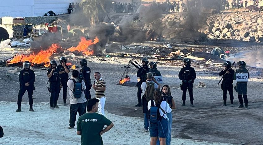 Última hora de la entrada de inmigrantes a Ceuta, en directo | Un grupo de ceutíes quema parte del campamento de los migrantes en una playa de Ceuta