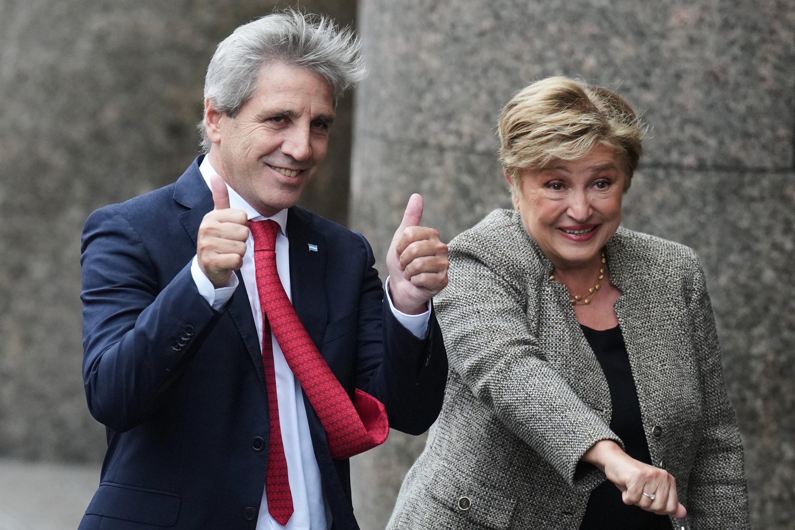 El ministro de Economía, Luis Caputo, y la presidenta del Fondo Monetario Internacional, Kristalina Georgieva