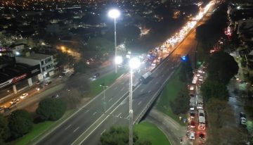 Chocaron un colectivo y un auto en la General Paz y hay corte total en ambas manos