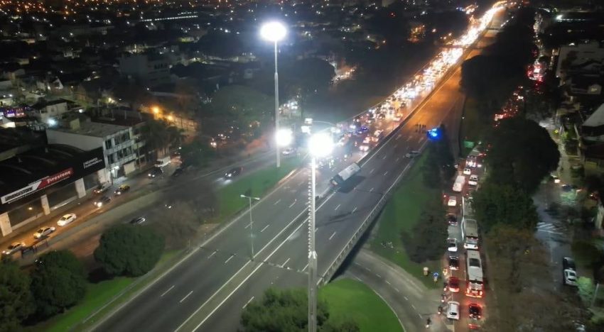 Chocaron un colectivo y un auto en la General Paz y hay corte total en ambas manos
