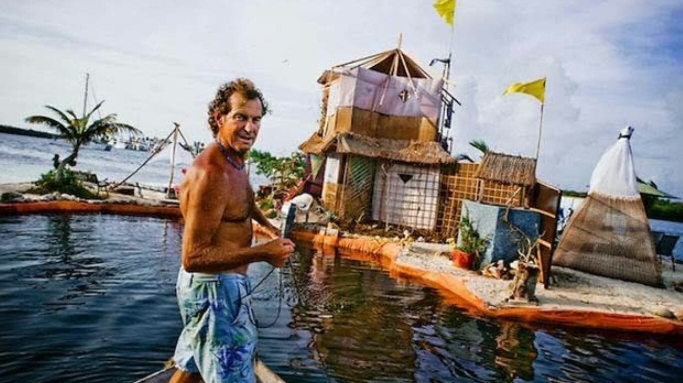 Richart Sowa junto a la isla que construyó con botellas de plástico. (Foto: Richart Sowa/Dân trí)