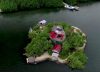 Juntó más de 150.000 botellas de plástico y construyó una isla de 743 m2: tenía una casa, plantas y hasta una cascada