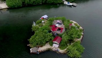 Juntó más de 150.000 botellas de plástico y construyó una isla de 743 m2: tenía una casa, plantas y hasta una cascada