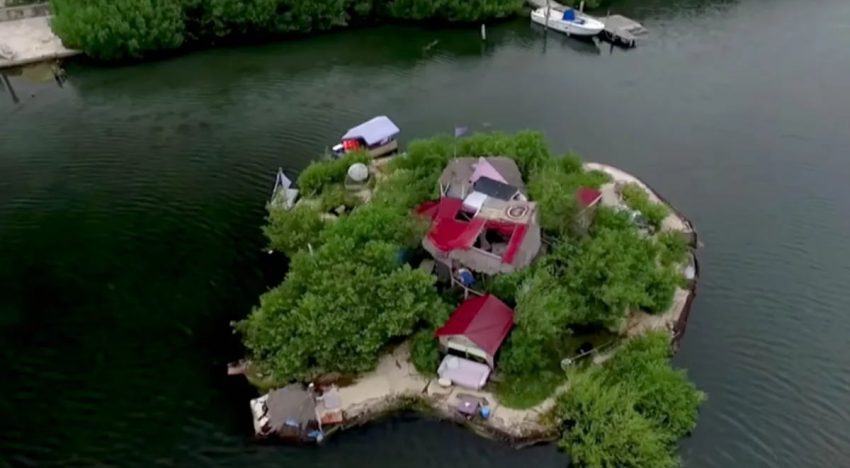 Juntó más de 150.000 botellas de plástico y construyó una isla de 743 m2: tenía una casa, plantas y hasta una cascada