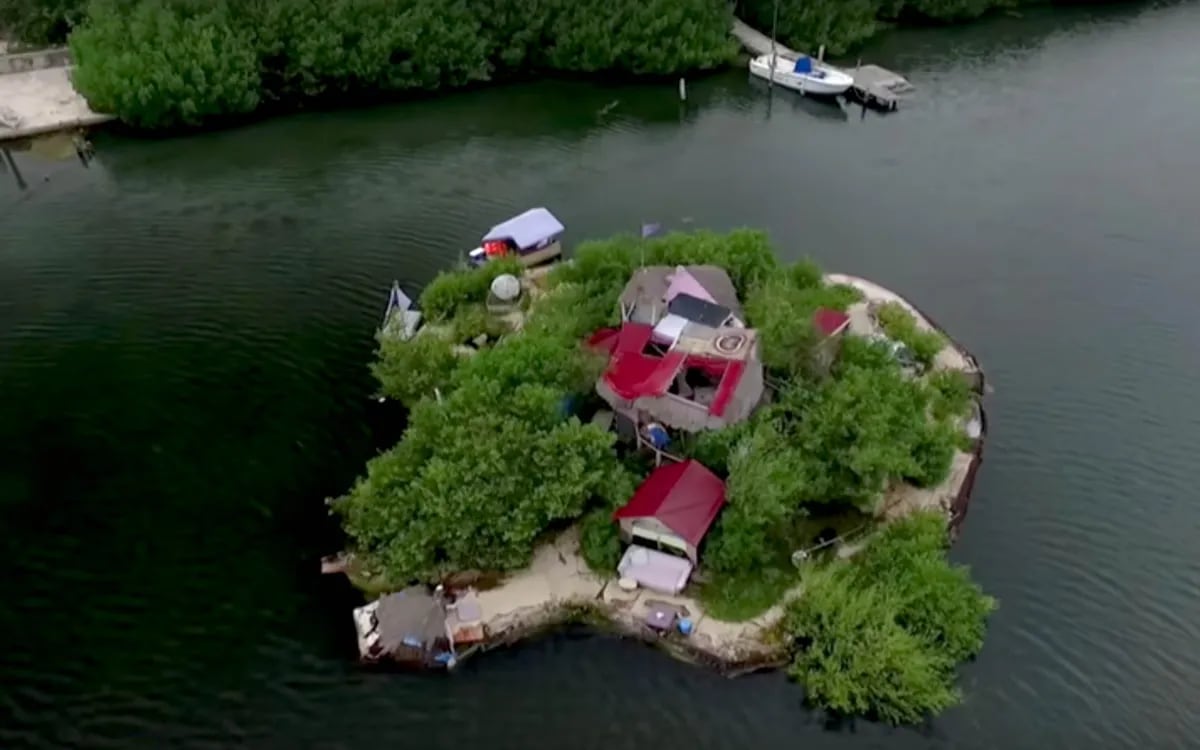 Joyxee Island, la isla flotante construida por Richart Sowa con miles de botellas de plástico. (Foto: Richart Sowa/Atlas Obscura)