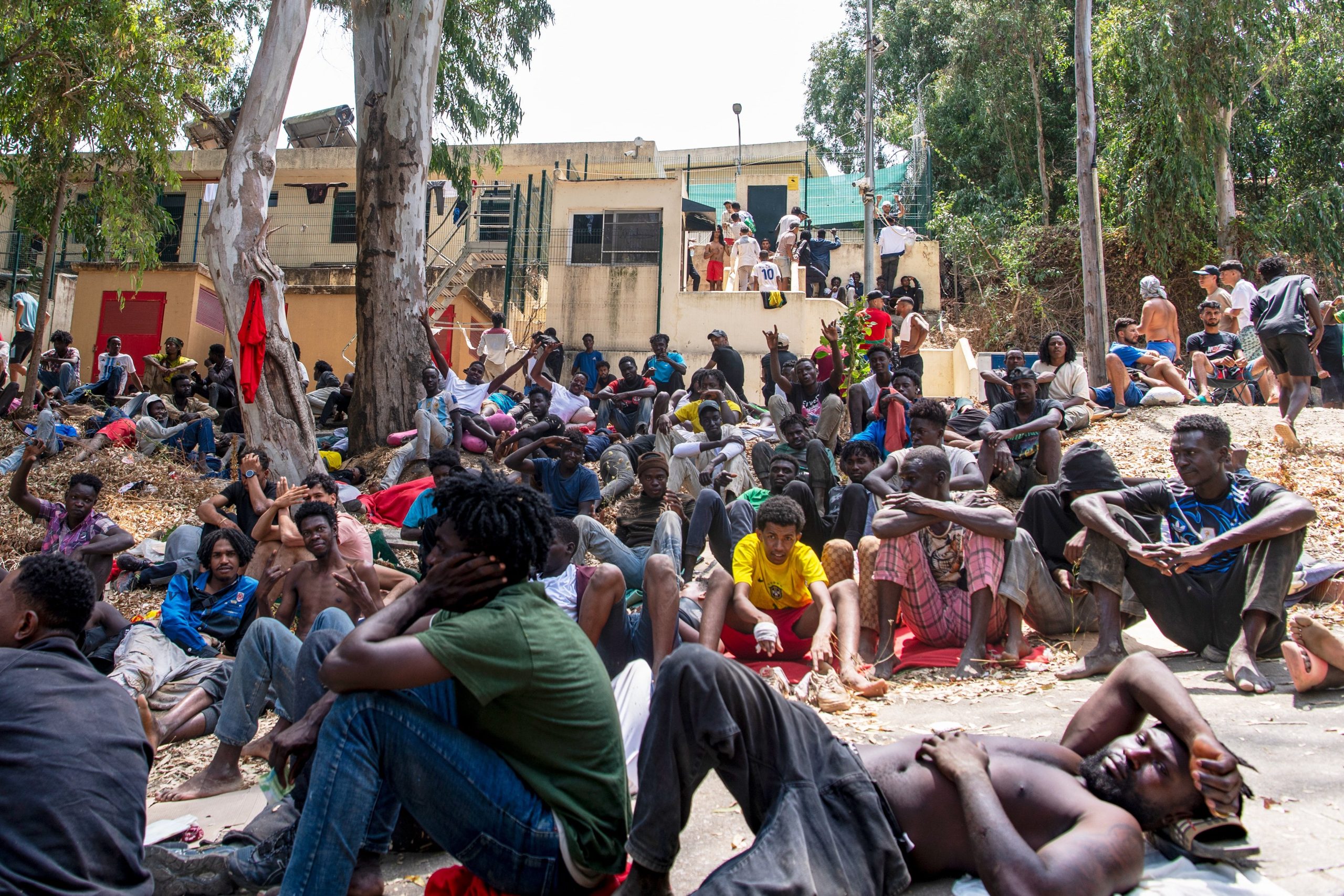 Cientos de personas aguardan afuera del Centro de Estancia Temporal de Inmigrantes (CETI) en Ceuta
