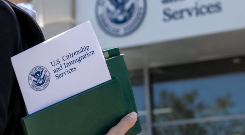 Oficial: la norma de la “carga pública” del Uscis que complica la solicitud de green card a partir del 18 de septiembre