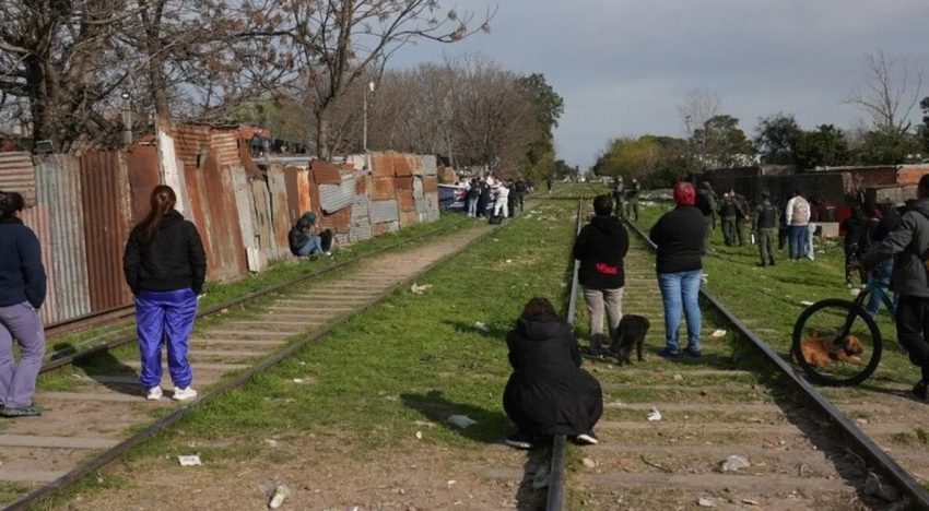 Rosario: encontraron muerto a un hombre junto a las vías, creyeron que fue un accidente y ahora investigan un posible crimen