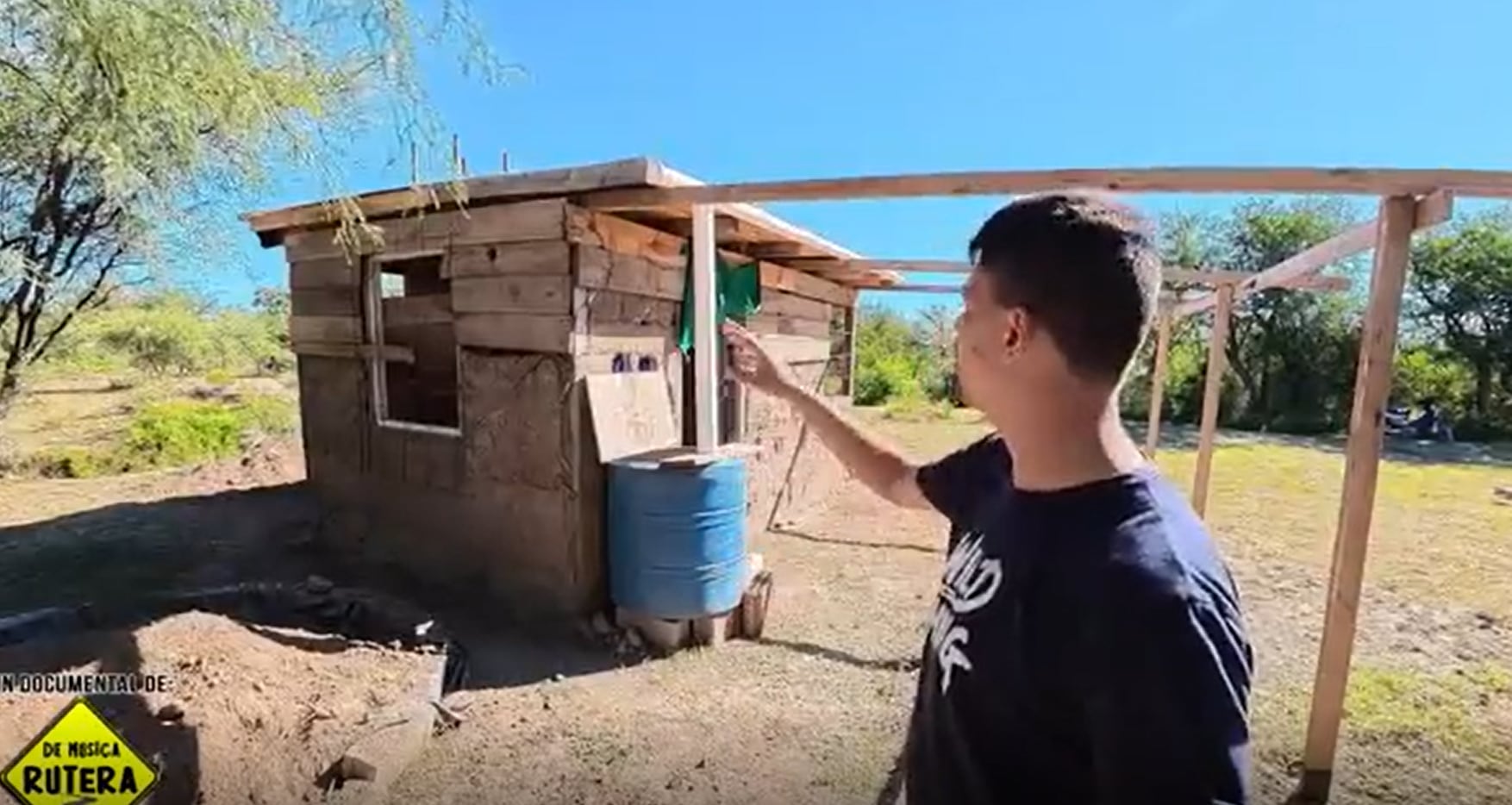 En ese recipiente Mauricio almacena el agua de lluvia