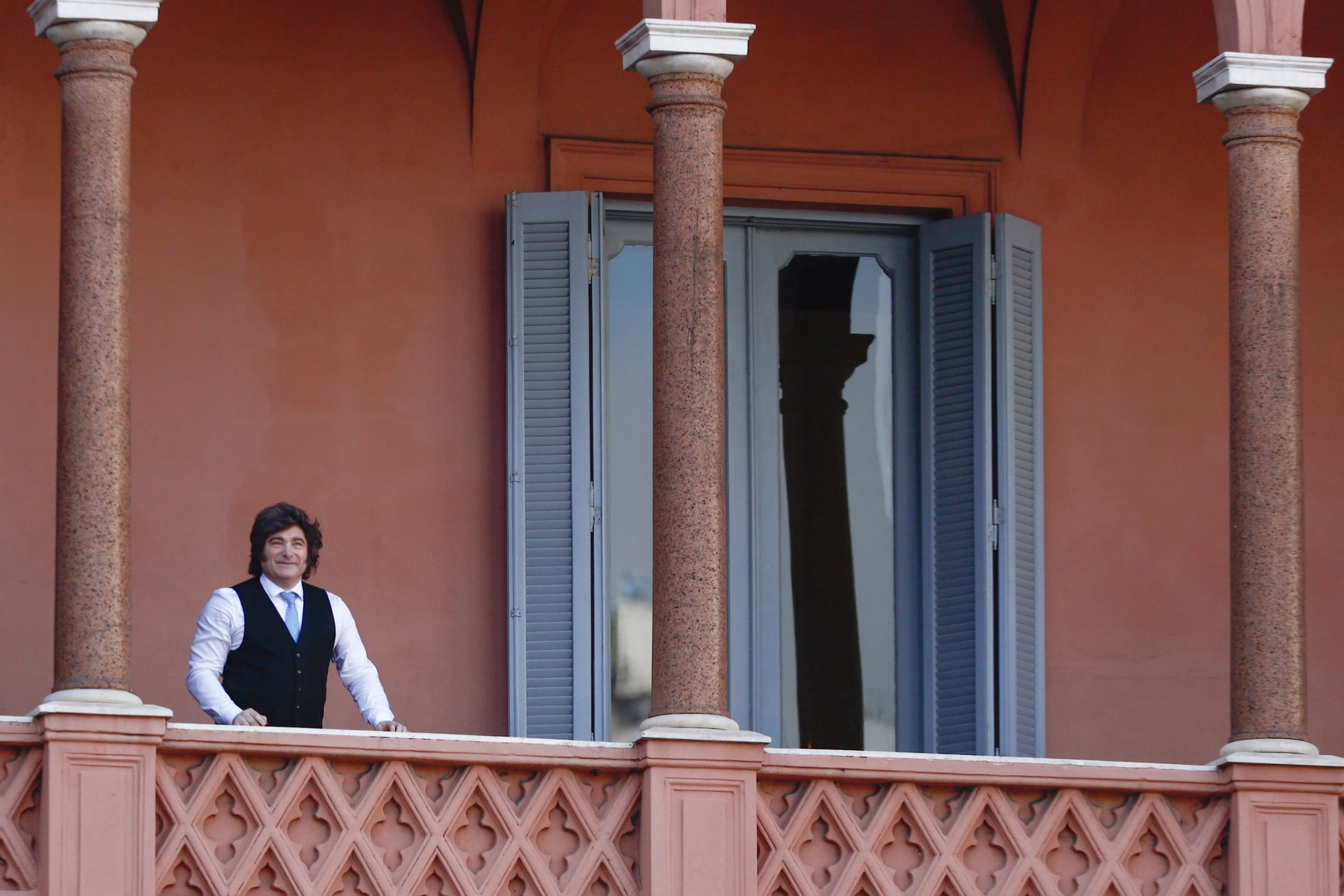 Javier Milei en el balcón presidencial