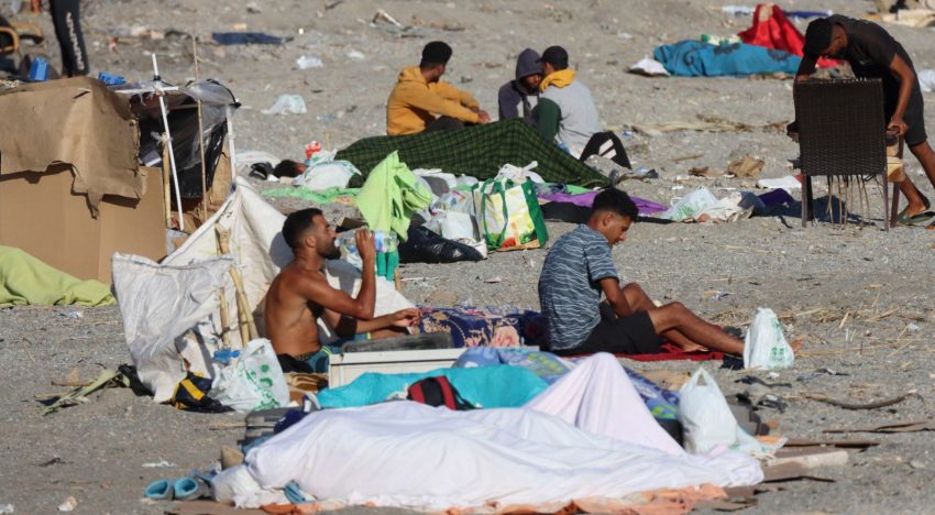 Última hora de la entrada de inmigrantes a Ceuta, en directo | Feijóo reclama a Sánchez decretar el confinamiento por “riesgo sanitario” de los migrantes con sarna y tuberculosis