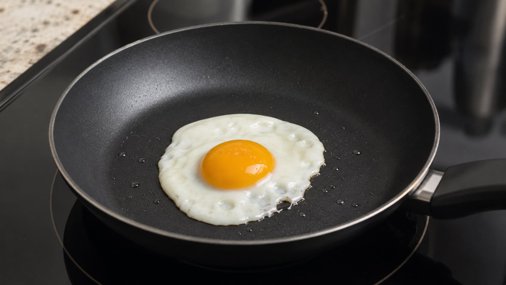 Si se busca reducir el aceite, las sartenes antiadherentes son las más recomendables. (Imagen ilustrativa generada con IA).