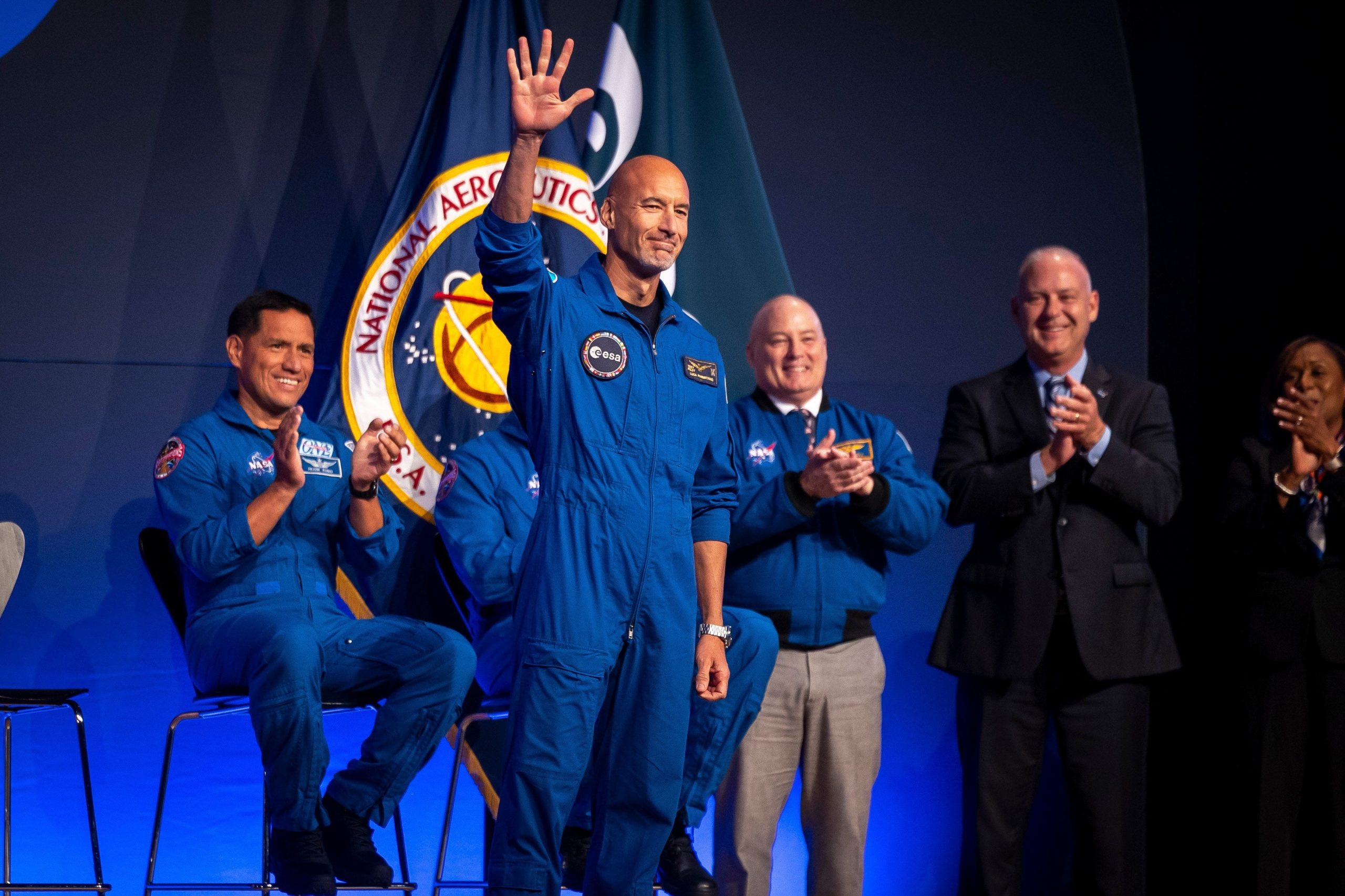 Luca Parmitano, miembro de la tripulación de Artemis III, saluda al público durante la conferencia de prensa en el Centro Espacial Johnson