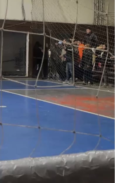 Una imagen de los incidentes en el partido de fútbol infantil (Foto: TN)