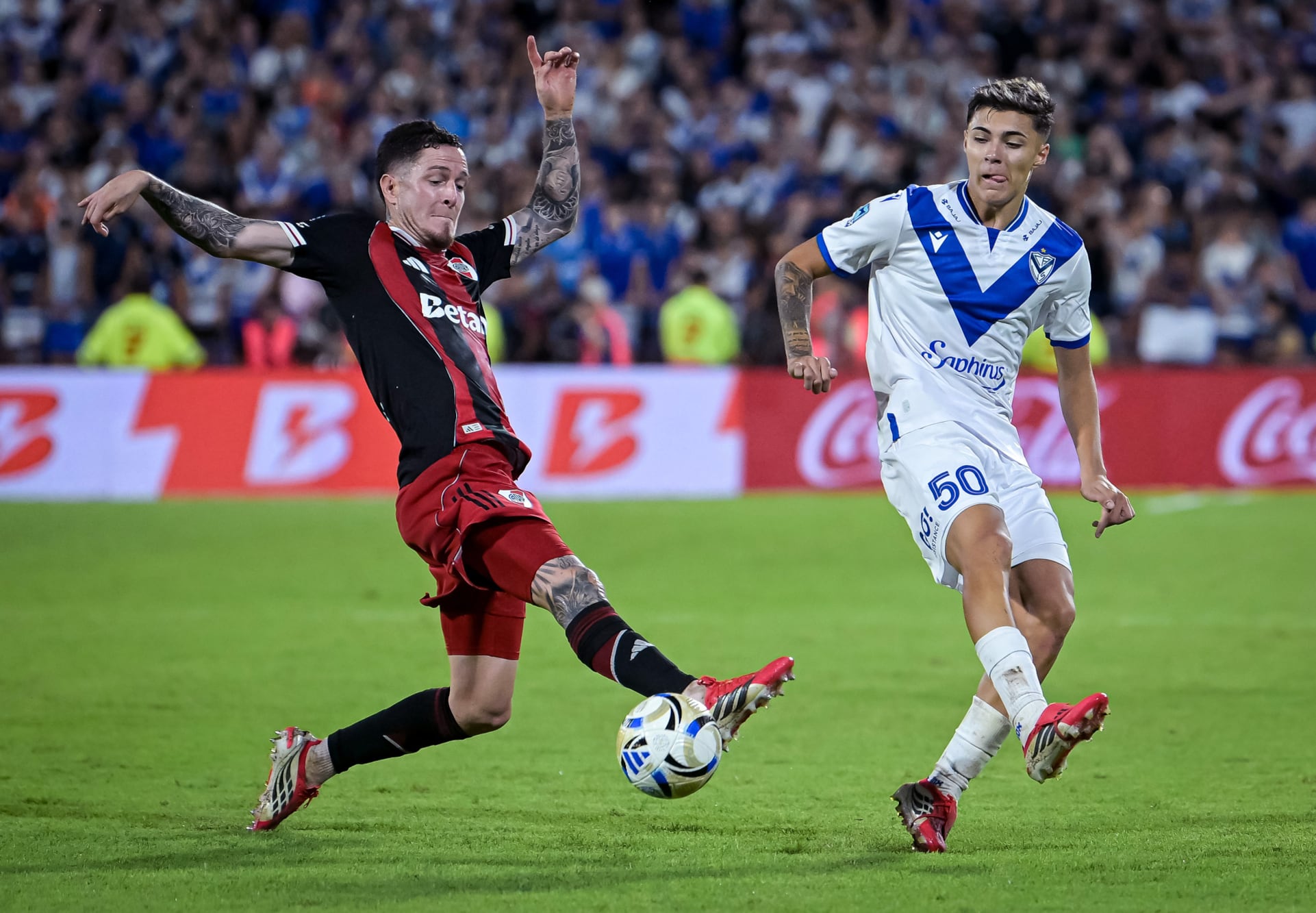 Tobias Andrada, con la casaca de Vélez, ante River