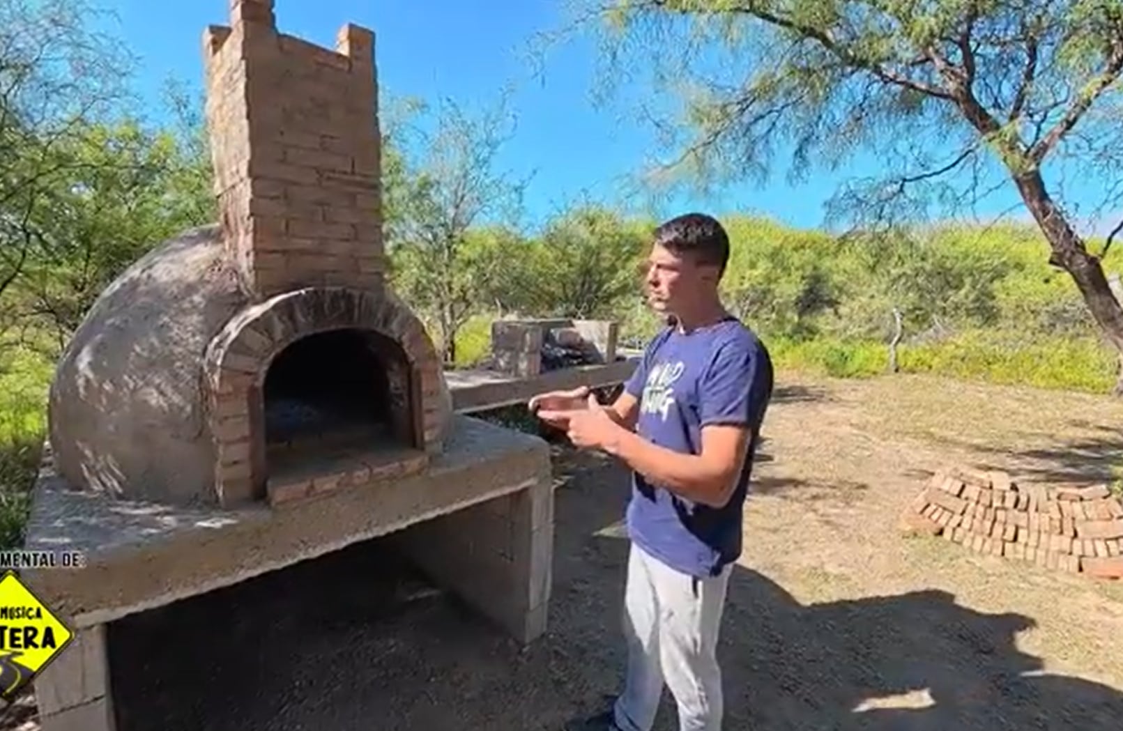 La primera construcción en su terreno fue un horno de barro