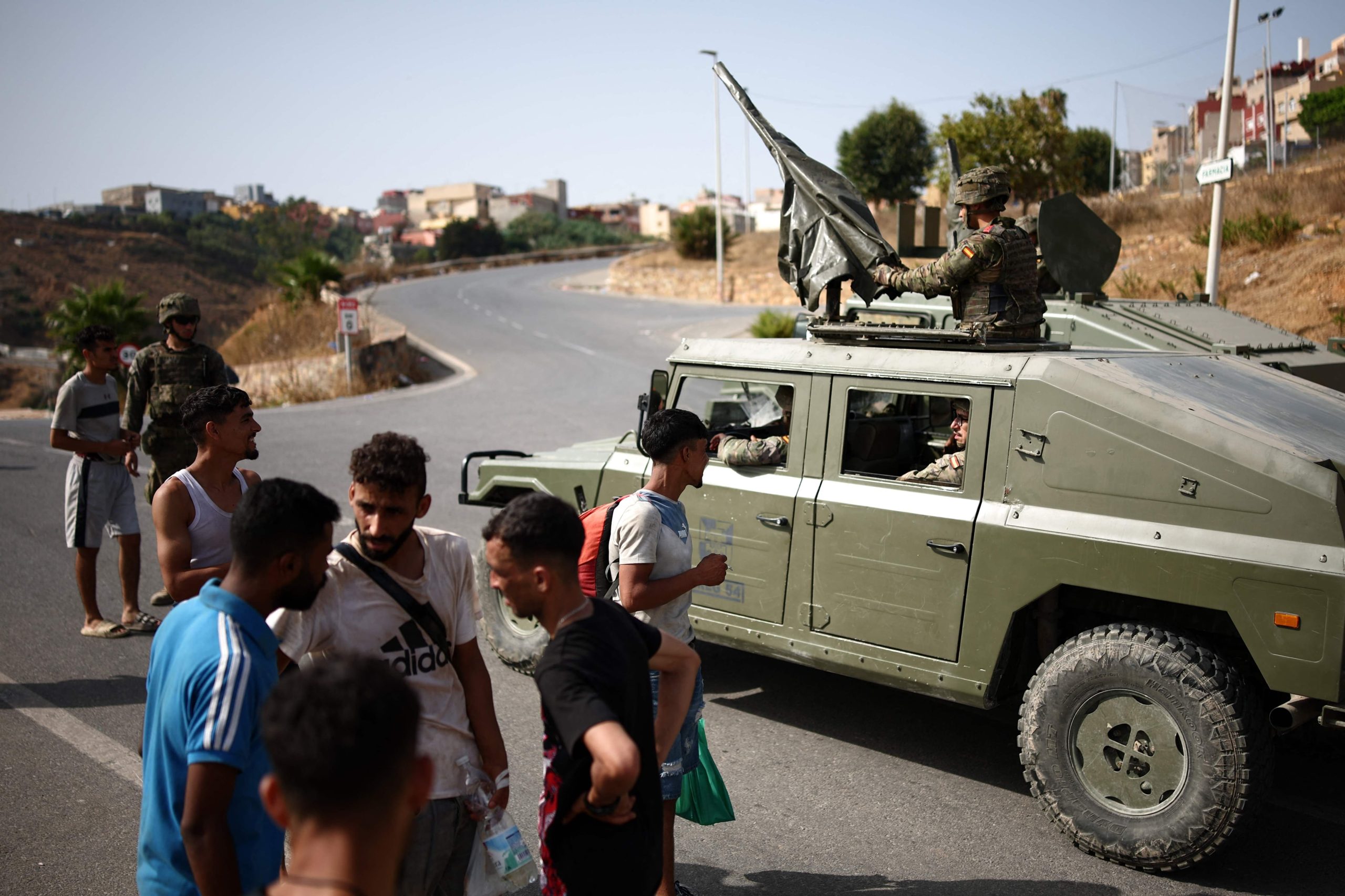 Fuerzas de seguridad españolas escoltan a migrantes marroquíes de vuelta a la frontera de Ceuta con Marruecos