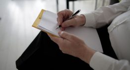 Por qué escribir la lista de compras en papel puede mejorar la concentración, según la psicología