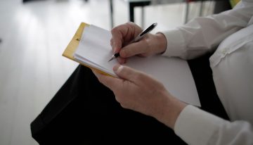 Por qué escribir la lista de compras en papel puede mejorar la concentración, según la psicología
