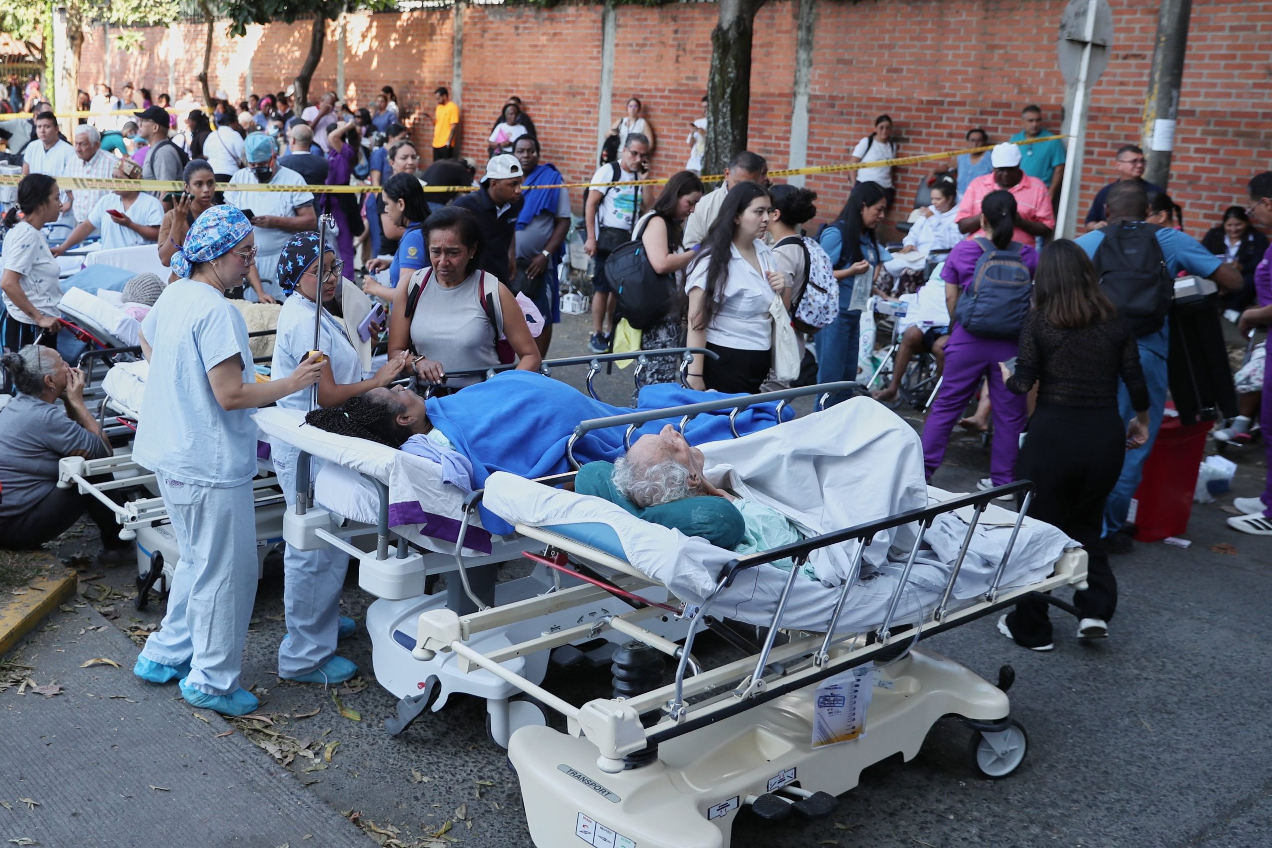 Pacientes evacuados en Cali, una de las ciudades más afectadas por el terremoto en Colombia