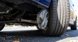 Qué significa encontrar una bolsa atada en la rueda del auto y por qué es importante saber qué hacer